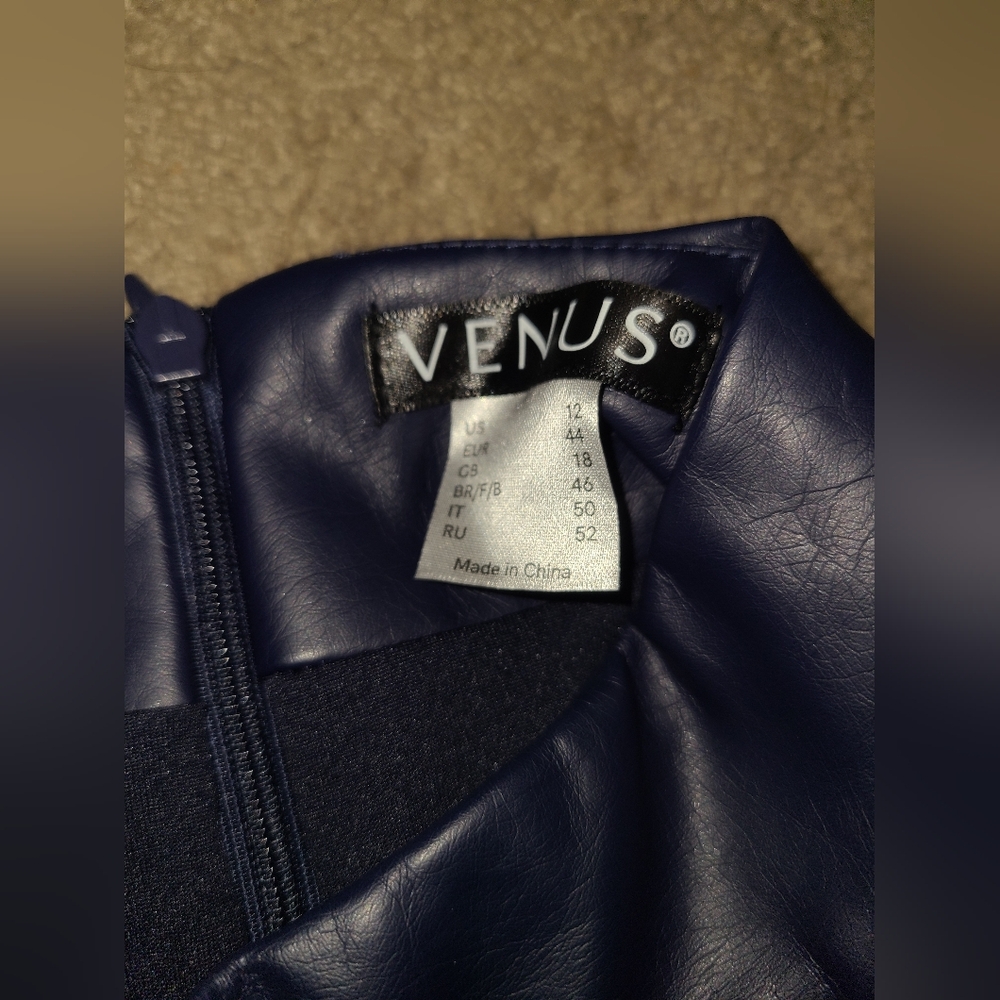 Venus FAUX LEATHER O RINGS TOP - Picture 3 of 8